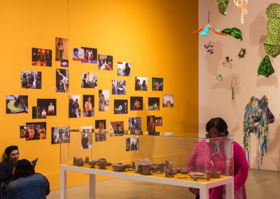 Exposición Premio Nacional de Artes Mariano Aguilera, Centro de Arte Contemporáneo de Quito.Contemporáneo compartió junto con cada artista el reto de desarrollar, transformar y dar cierre los procesos de investigación-creación, para lo cual se contó con el apoyo de cuatro profesionales que desde su experiencia aportaron al acompañamiento curatorial. En la categoría de Creación Artística participaron Lupe Álvarez, historiadora, docente y crítica de arte especializada en teoría del arte moderno y contemporáneo del Ecuador, quien acompañó los proyectos de Teo Monsalve, David Coral, Miguel Alvear y Chopin Thermes; y Gabriela Vásquez, enfocada en análisis estético, patrimonio cultural y arte contemporáneo, trabajó junto a José Salgado (Oido___), Ariana Ramírez Orozco y Juan Carlos León. Para los formatos de Investigación y Nuevas Pedagogías del Arte, Cristina Burneo Salazar, investigadora académica, escritora y traductora literaria con especialidad en estudios feministas y estudios culturales vinculados a la justicia, fue la persona que condujo curatorialmente los proyectos de Yauri Muenala y Andrea Zambrano Rojas, Paola Viteri-Dávila, Belén Santillán, Isadora Parra y Mujeres de Frente. Finalmente, en el caso de edición y publicación, Fausto Rivera Yánez, editor, periodista y crítico cultural con énfasis en literatura contemporánea y artes visuales, fue quien condujo los proyectos de Sofía Acosta Varea, Anamaría Garzón y Francisco Hurtado; y de Guayaquil Análogico – Libertad Gills y Martín Baus. Junto a todos ellos, desde inicios del año 2023 empezó la conceptualización de la exposición colectiva Premio Nuevo Mariano Aguilera, con la intención de compartir estas nuevas propuestas y reconocer en este pulso artístico la posibilidad de dialogar y, sobre todo, expandir esta diversidad de procesos de investigación-creación con los distintos públicos y comunidades del Centro de Arte Contemporáneo.